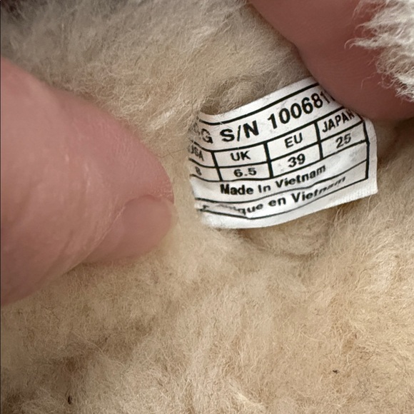 NWOT UGG Black and Cream Women's Slippers - so cozy!! wear @home or on the go! - Picture 9 of 11